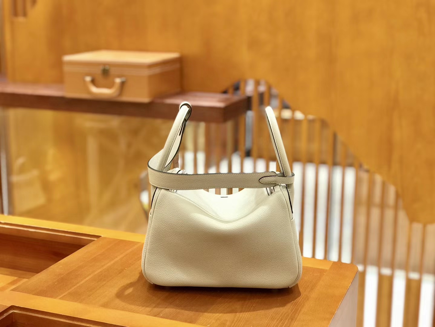 Hermès（爱马仕）Lindy 琳迪包 珍珠灰 Togo牛皮 进口原料 全手工缝制 银扣 26cm