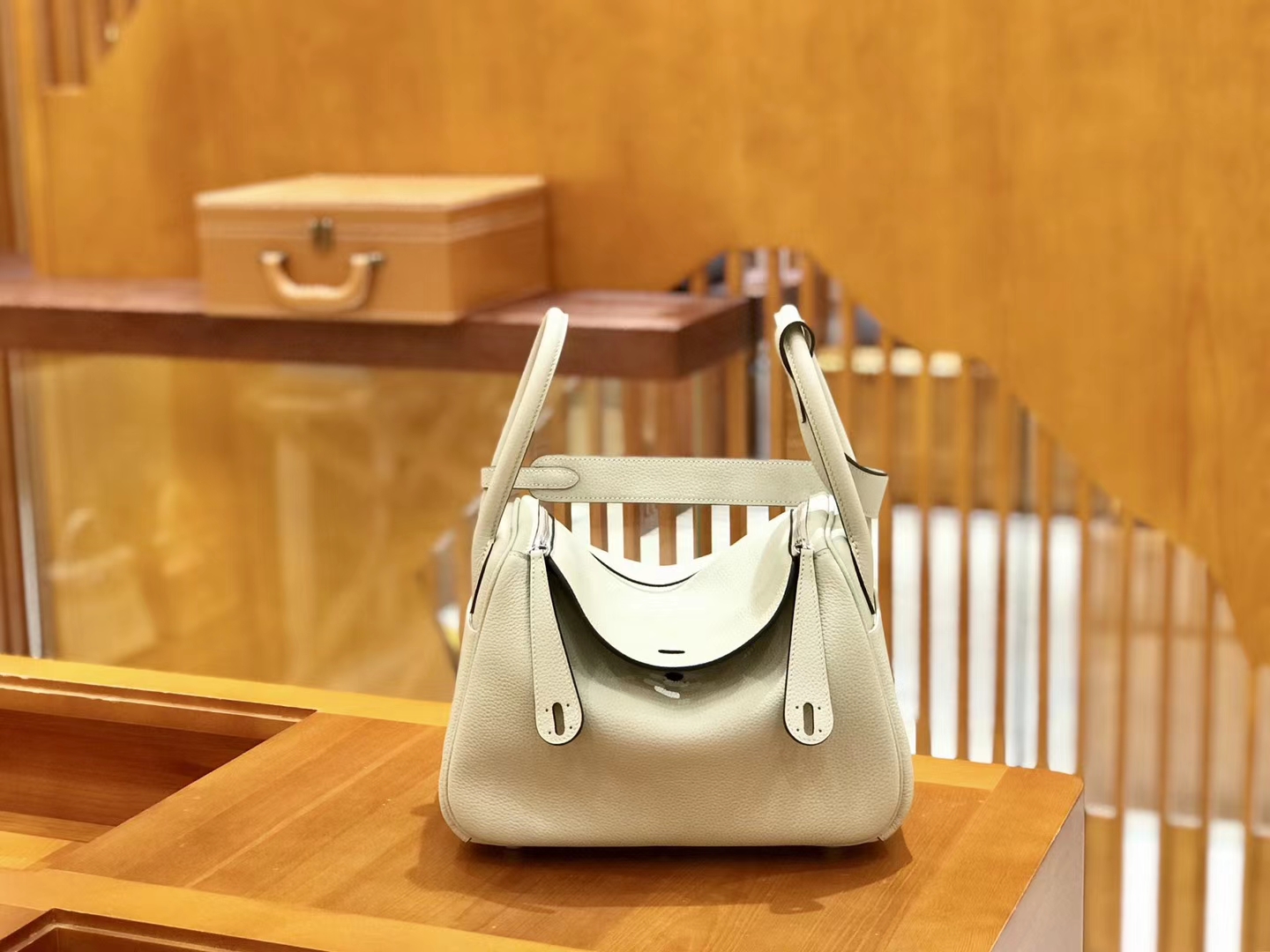 Hermès（爱马仕）Lindy 琳迪包 珍珠灰 Togo牛皮 进口原料 全手工缝制 银扣 26cm